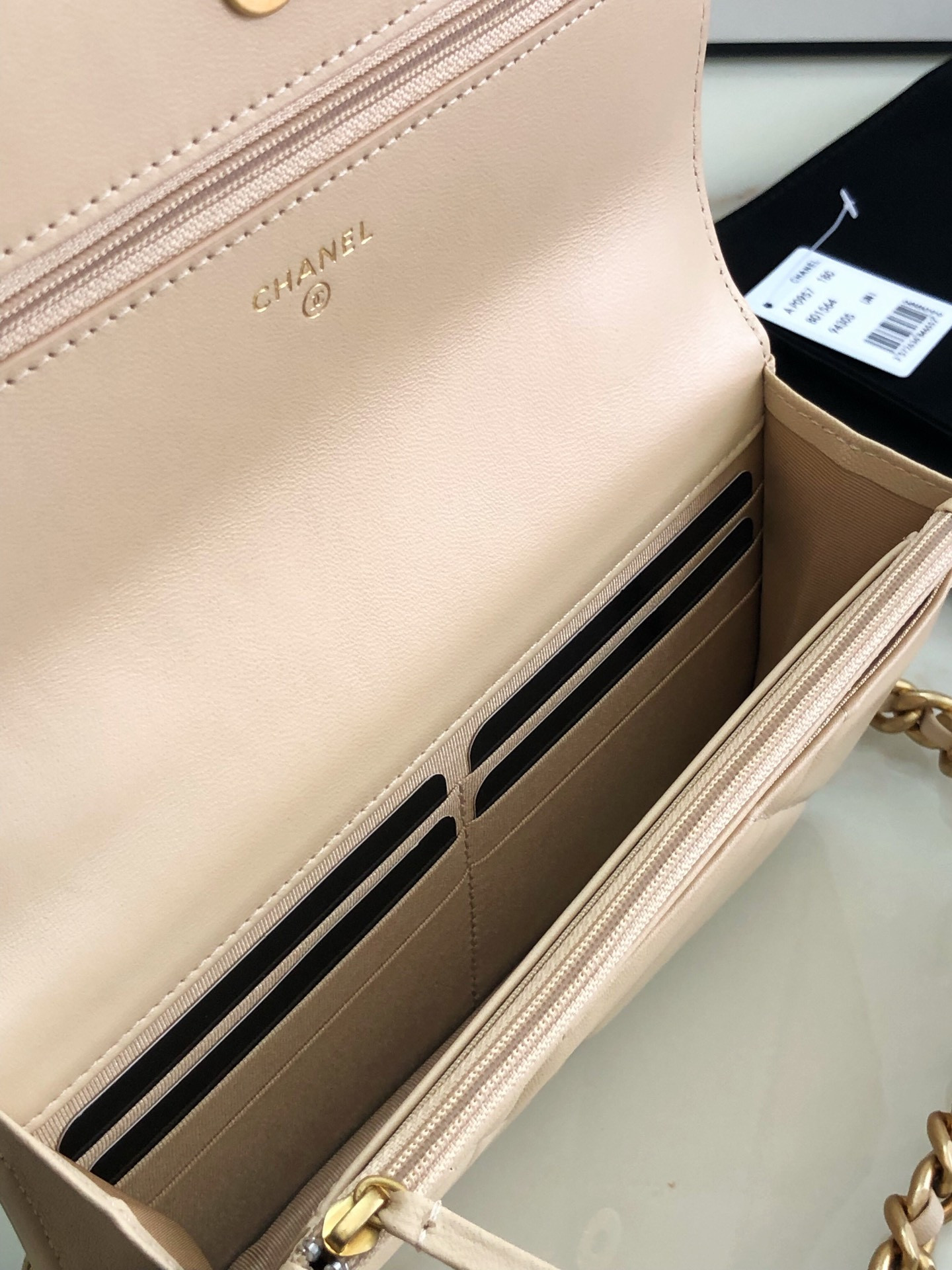 Ch**el CLASSIC WALLET ON CHAIN 4.8 × 7.5 × 1.4 in