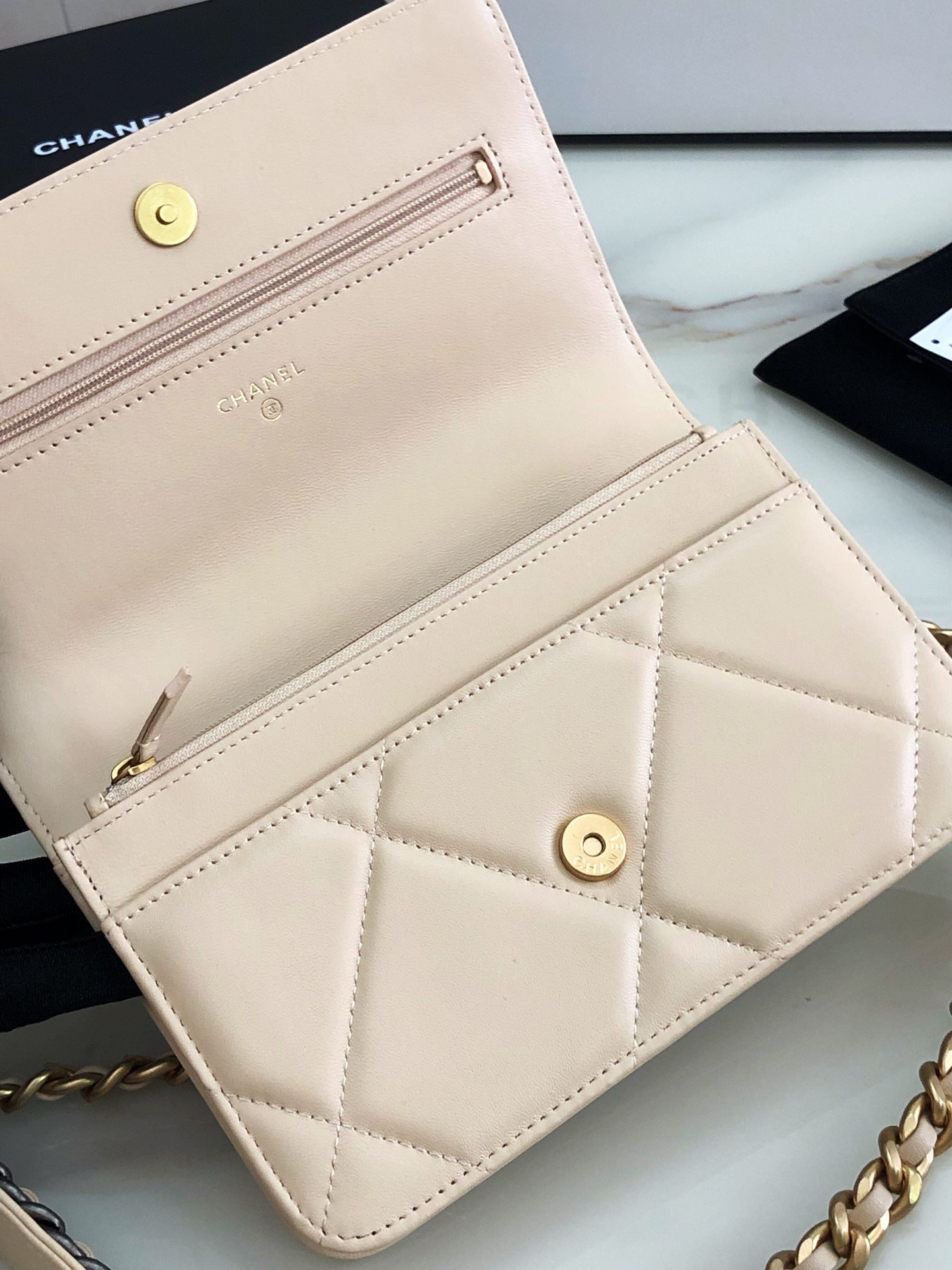 Ch**el CLASSIC WALLET ON CHAIN 4.8 × 7.5 × 1.4 in