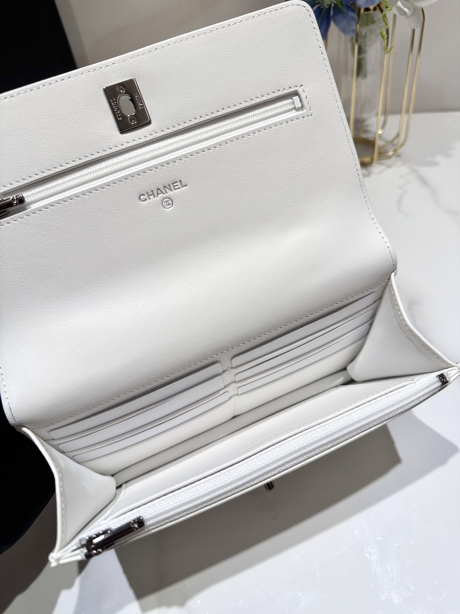 Ch**el CLASSIC WALLET ON CHAIN 4.8 × 7.5 × 1.4 in