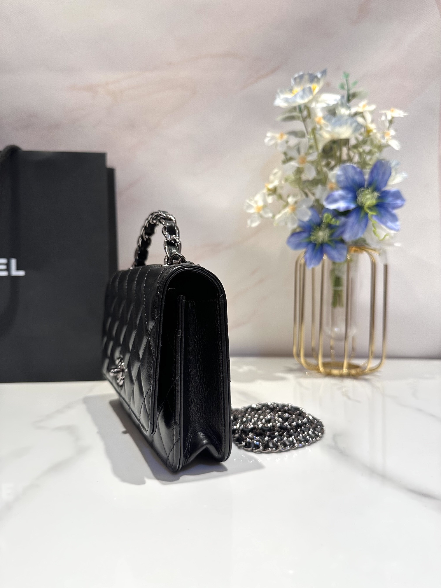 Ch**el CLASSIC WALLET ON CHAIN 4.8 × 7.5 × 1.4 in