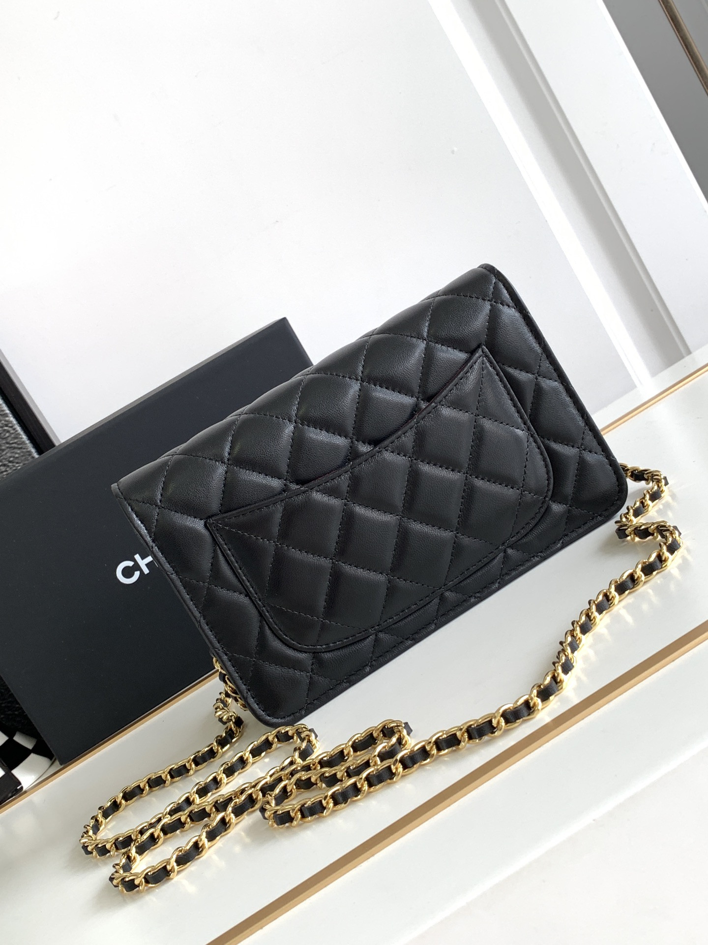 Ch**el CLASSIC WALLET ON CHAIN BLACK 4.8 × 7.5 × 1.4 in