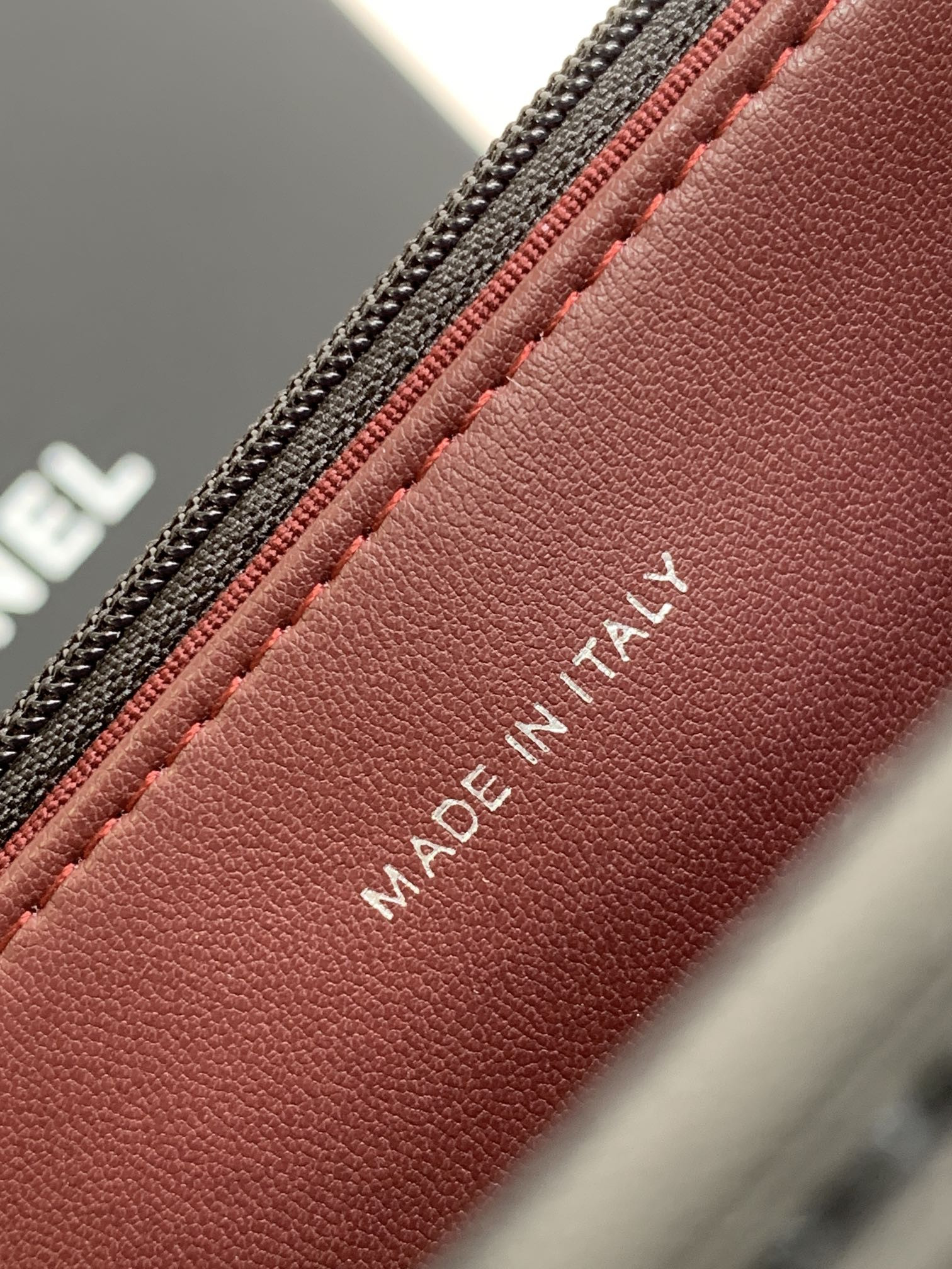 Ch**el CLASSIC WALLET ON CHAIN 4.8 × 7.5 × 1.4 in