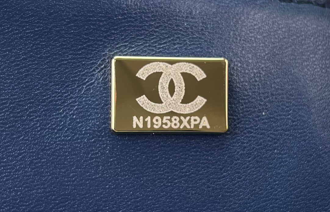 Ch**el CLASSIC 11.12 HANDBAG Tweed & Gold-Tone Metal   6 × 9.9 × 2.5 in