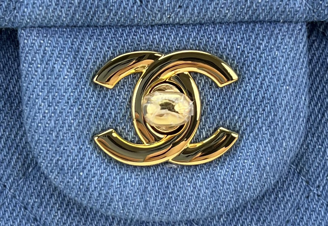 CHANEL CLASSIC 11.12 HANDBAG Tweed & Gold-Tone Metal 6 × 9.9 × 2.5 in