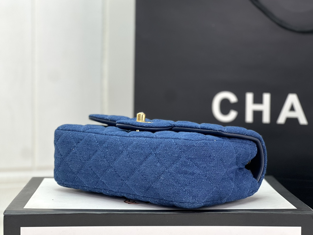 Ch**el MINI CLASSIC 11.12 HANDBAG Tweed & Gold-Tone Metal 4.7 × 7.8 × 2.3 in