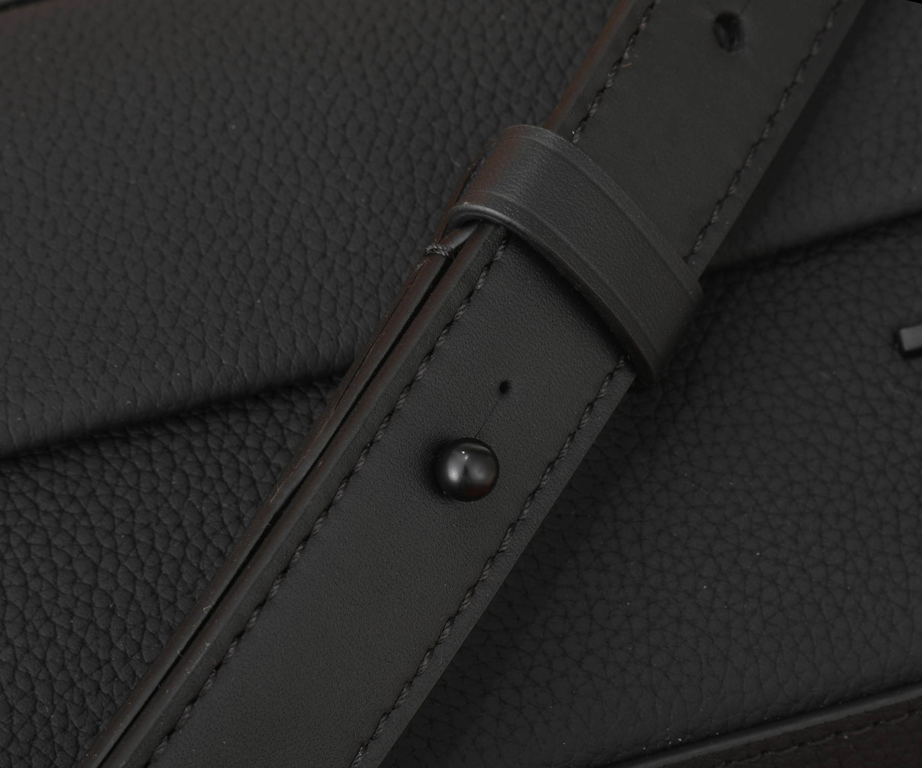 LV Pilot Wearable Wallet M83563  7.9 x 4.7 x 2.2 in