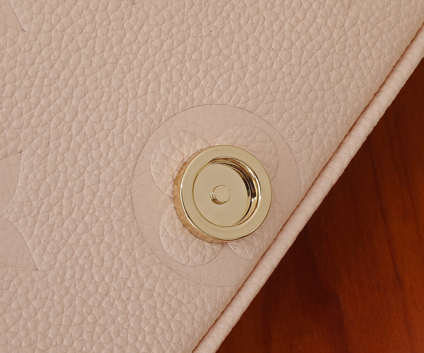 LV Nano Diane M83566 7.5 x 4.1 x 2.4 in