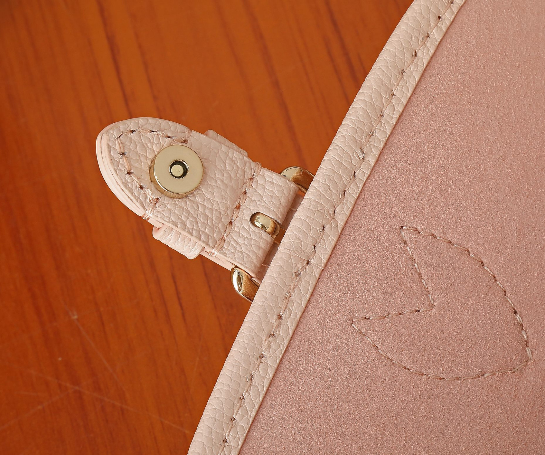 LV Nano Diane M83566 7.5 x 4.1 x 2.4 in