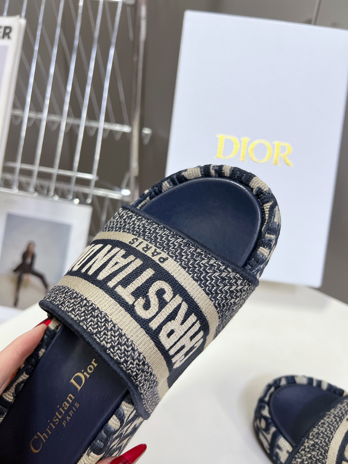 UA D10r Platform Sandals