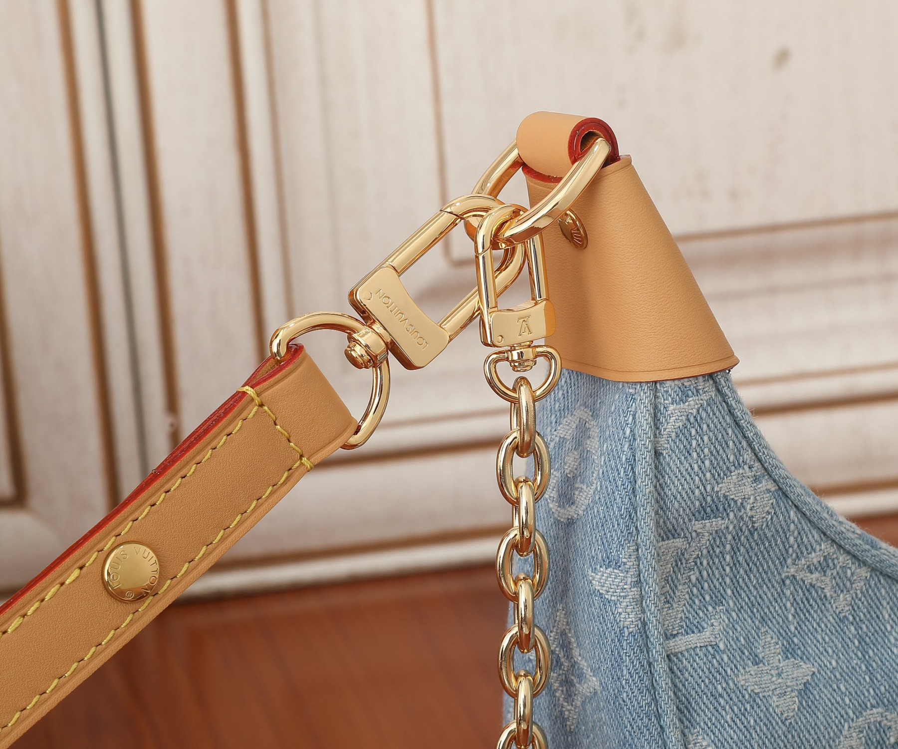 LV Loop M24846 9.1 x 5.1 x 2.4 inches