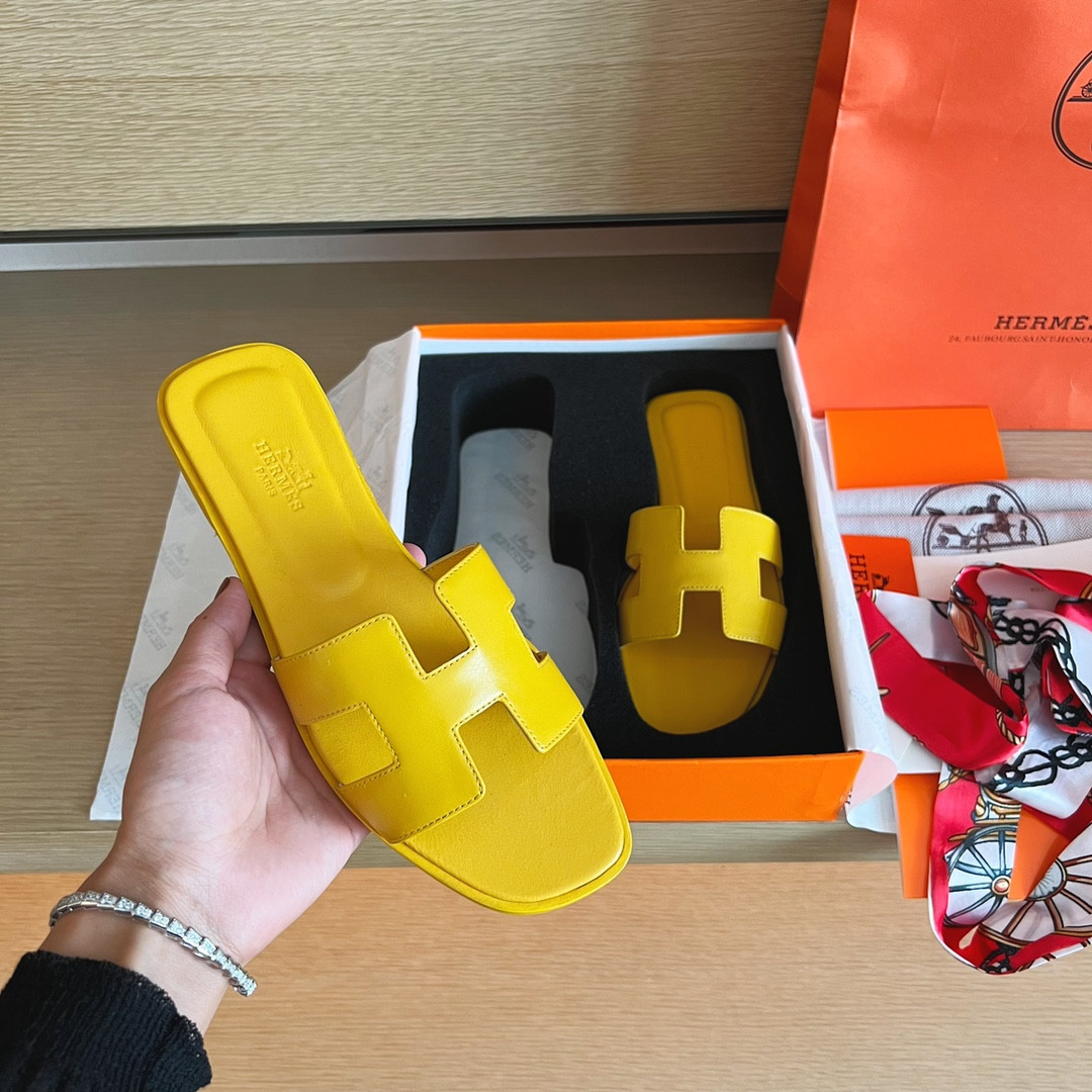 UA H**me5 Oran sandal