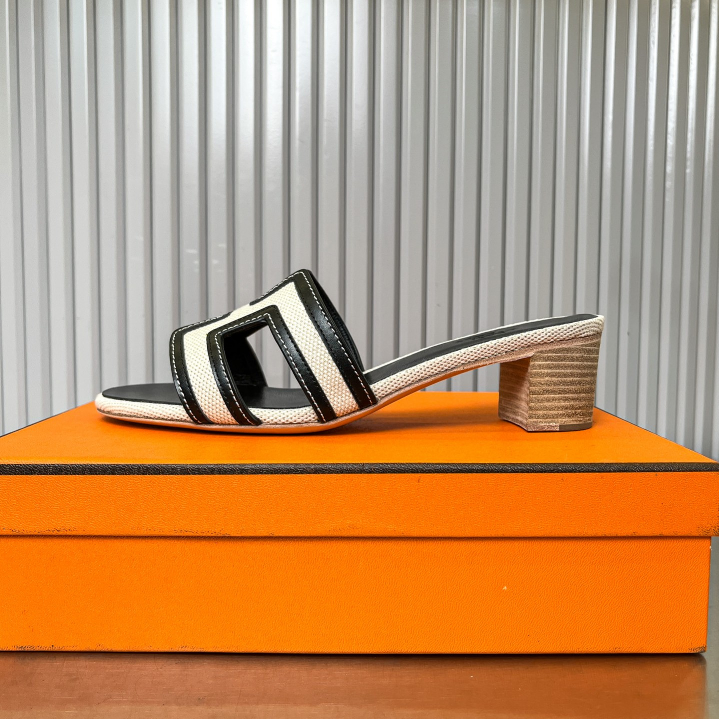 UA H**me5 Oasis sandal