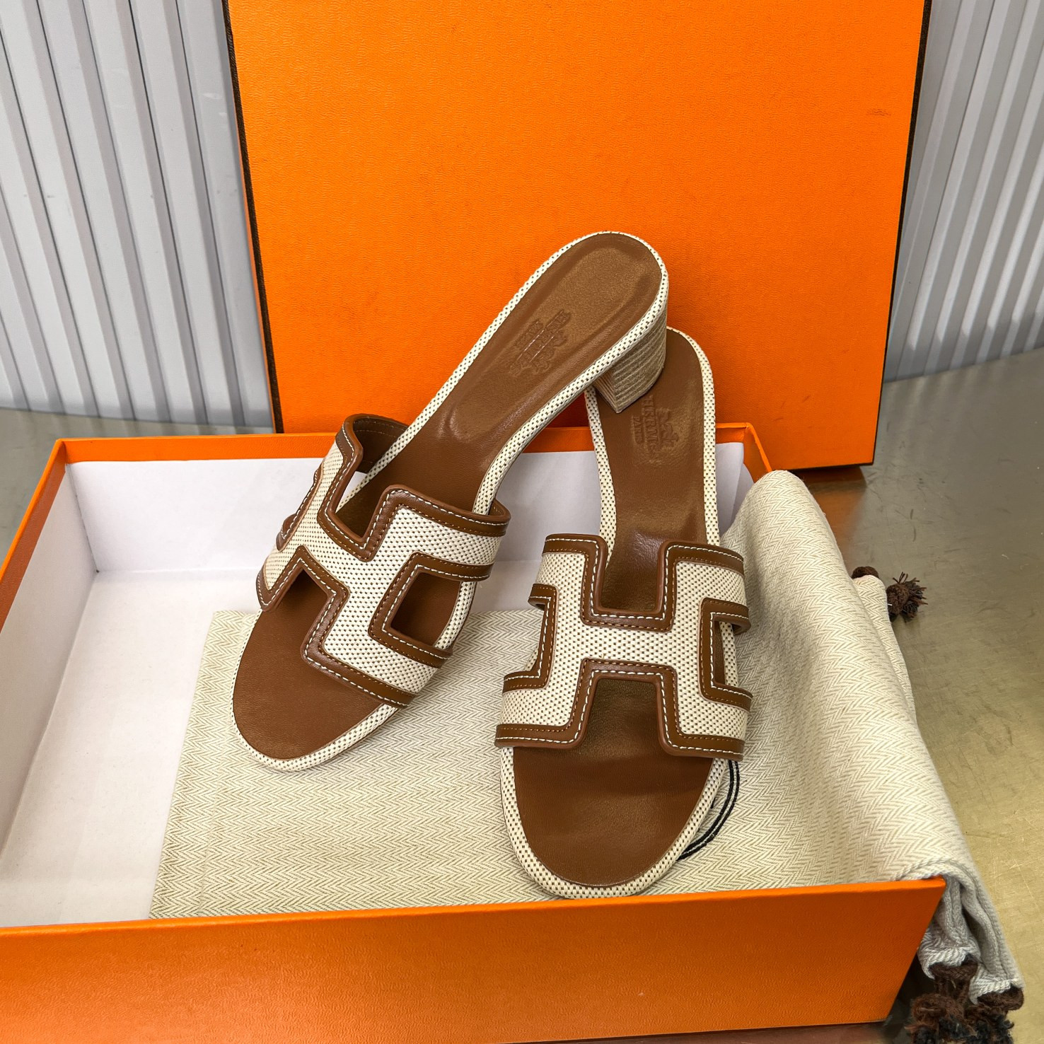 UA H**me5 Oasis sandal
