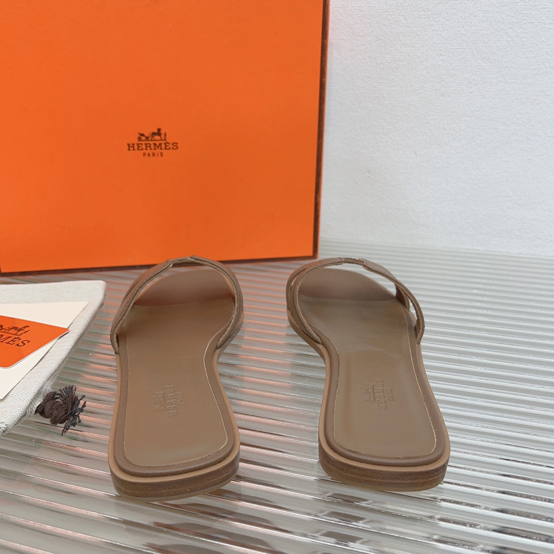 UA H**me5 Oran sandal