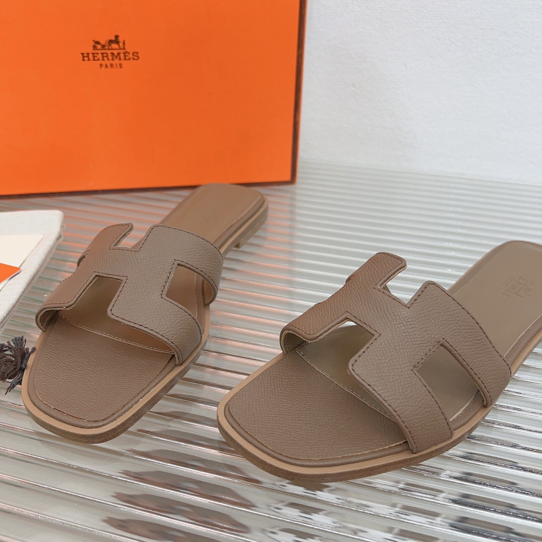 UA H**me5 Oran sandal