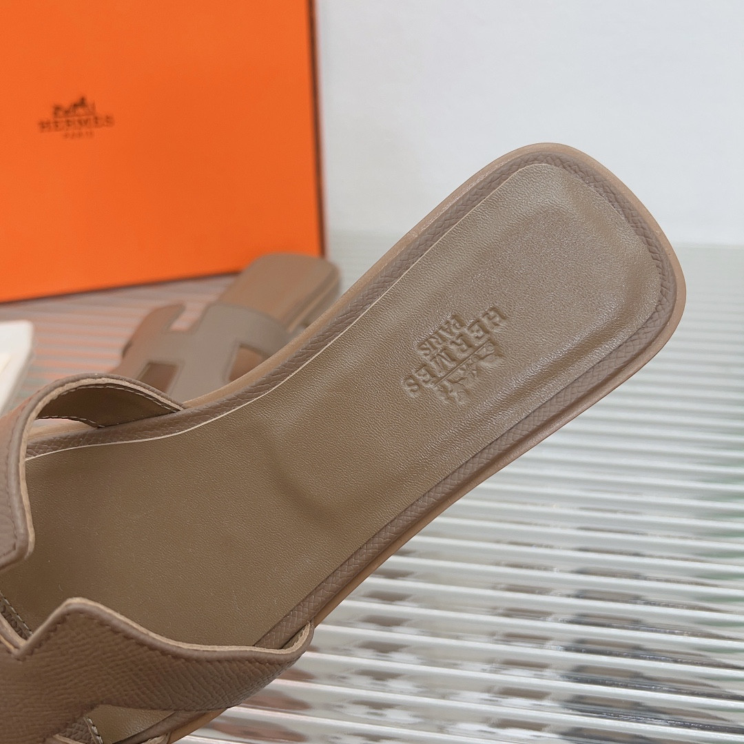UA H**me5 Oran sandal