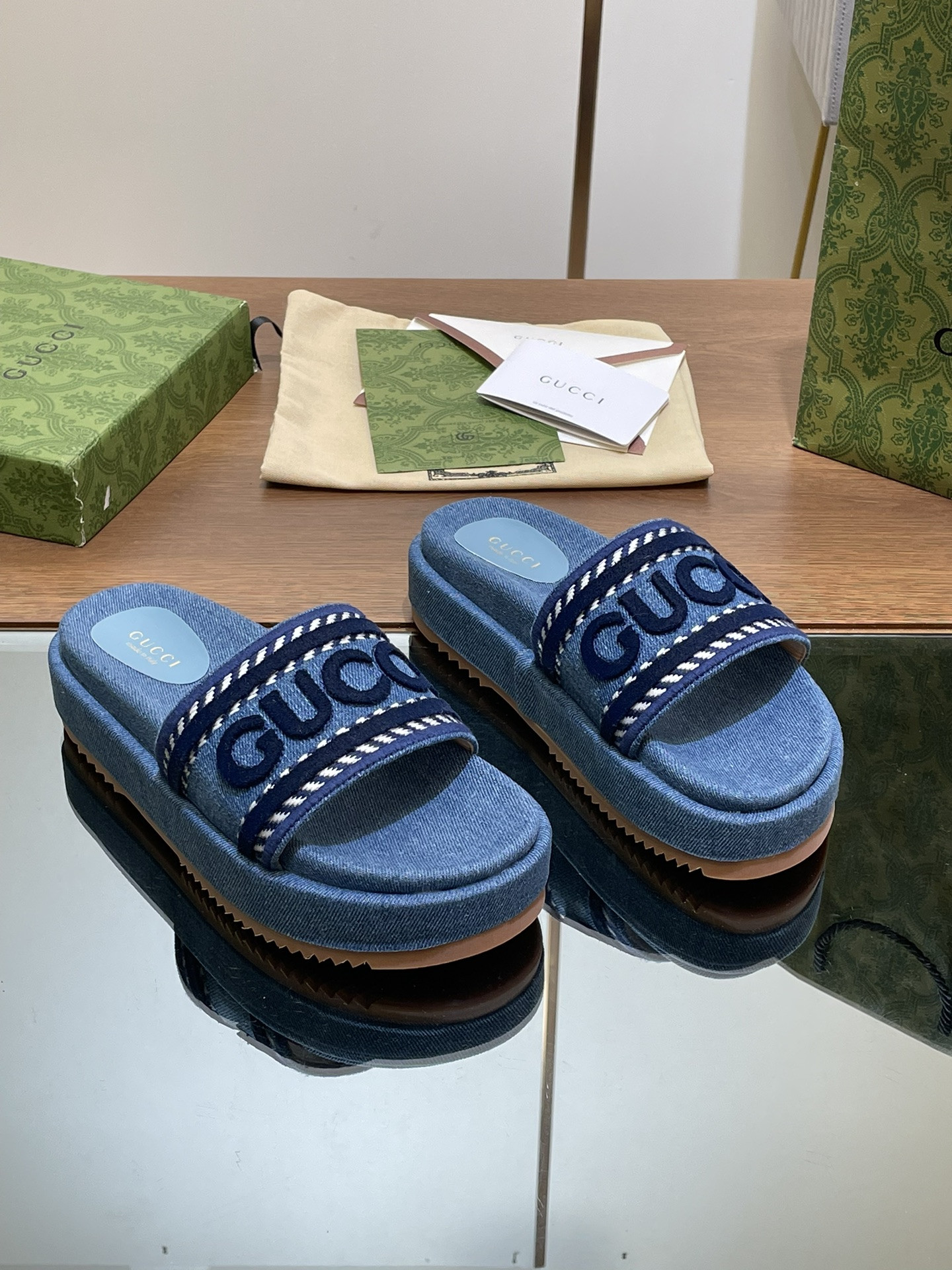 UA Gvc*1 SLIDE SANDAL WITH Gvc*1 SCRIPT