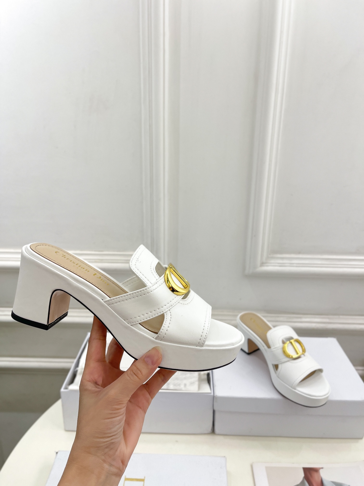 UA D10r 30 Montaigne Platform Slide