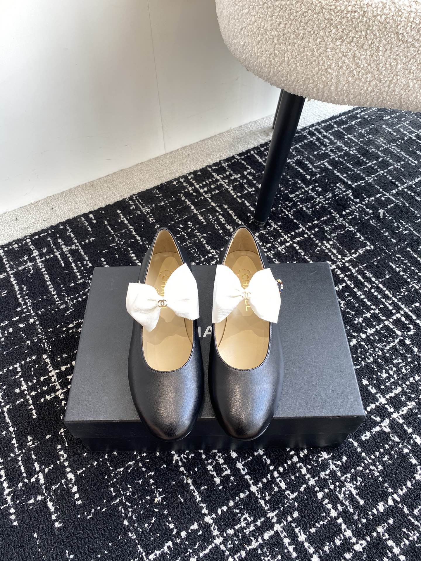 UA Ch**el MARY JANES FLAT