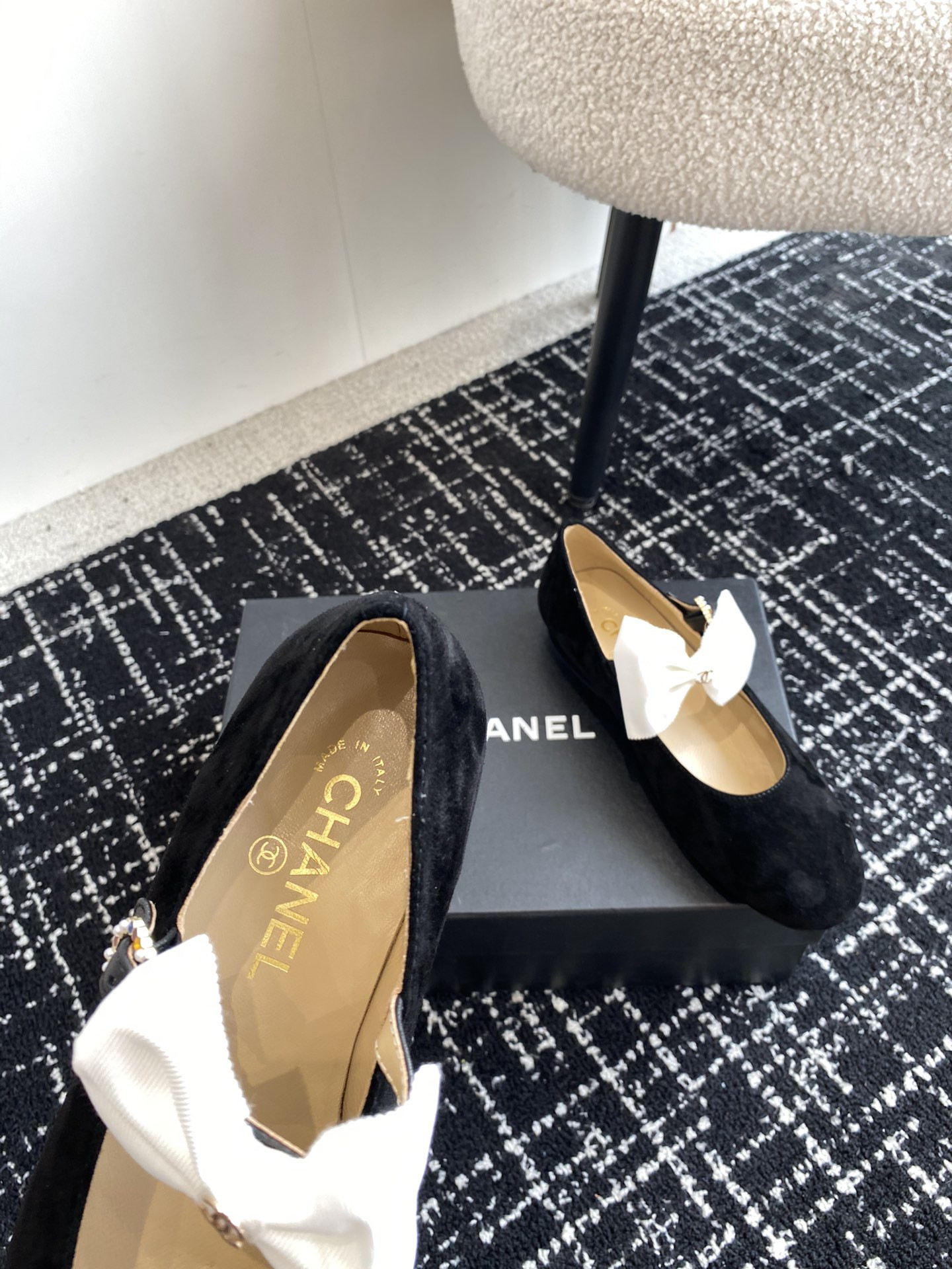 UA Ch**el MARY JANES FLAT