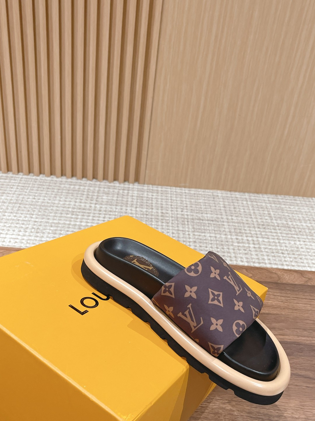 UA LV Pool Pillow Flat Comfort Mule