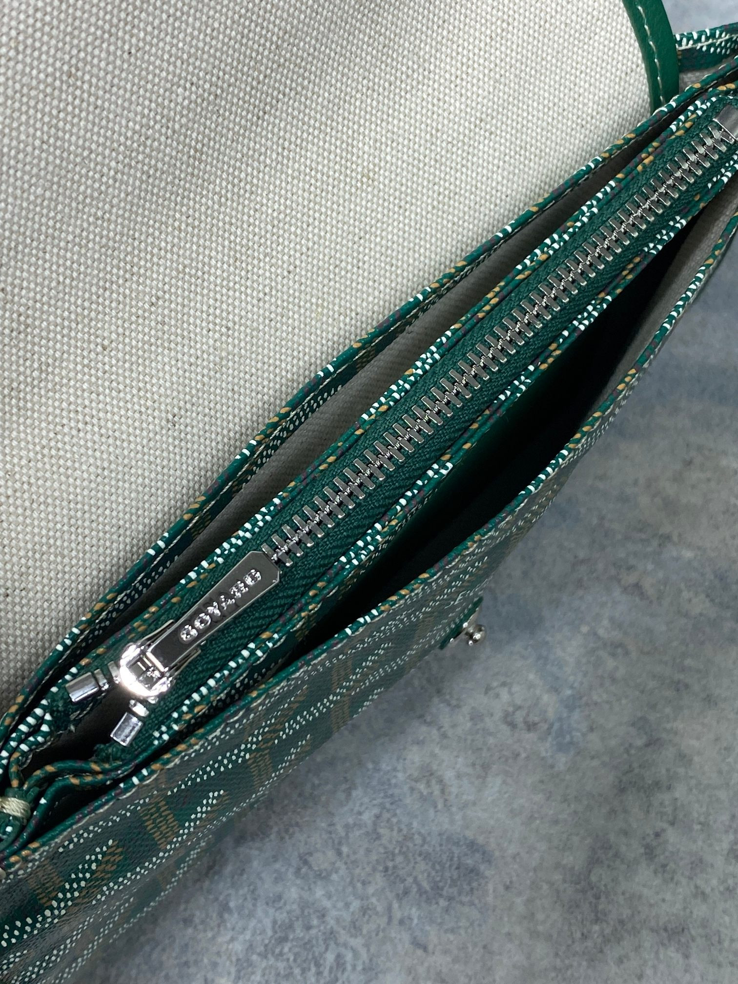 G09ard Plumet Pocket Wallet 21x14x2.5cm