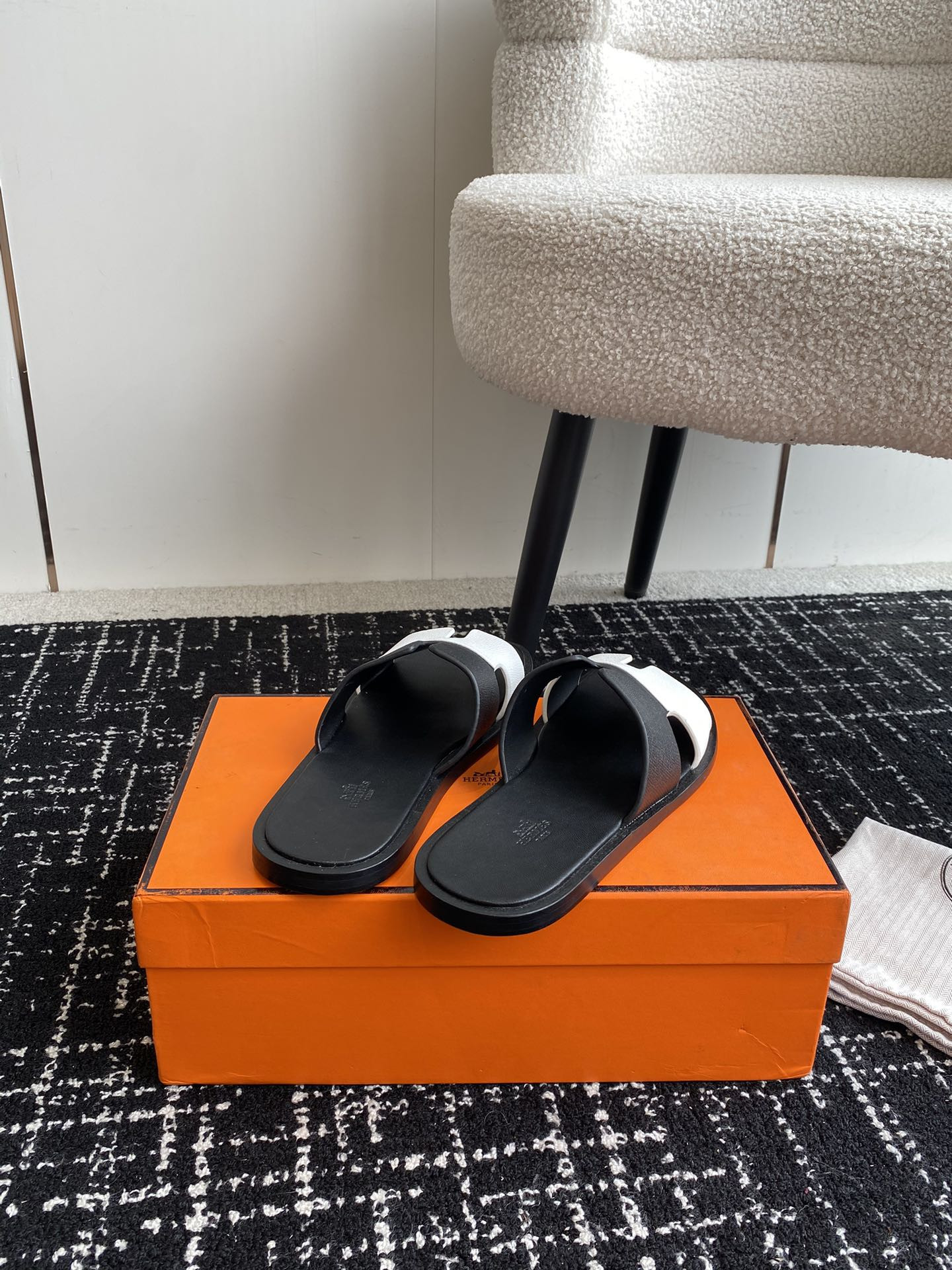 UA H**me5 Izmir sandal