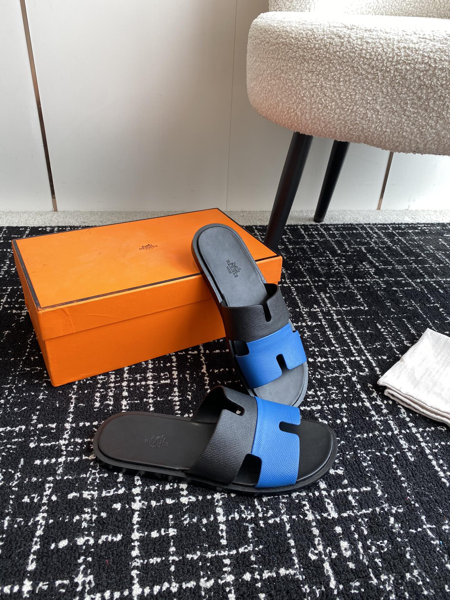 UA H**me5 Izmir sandal