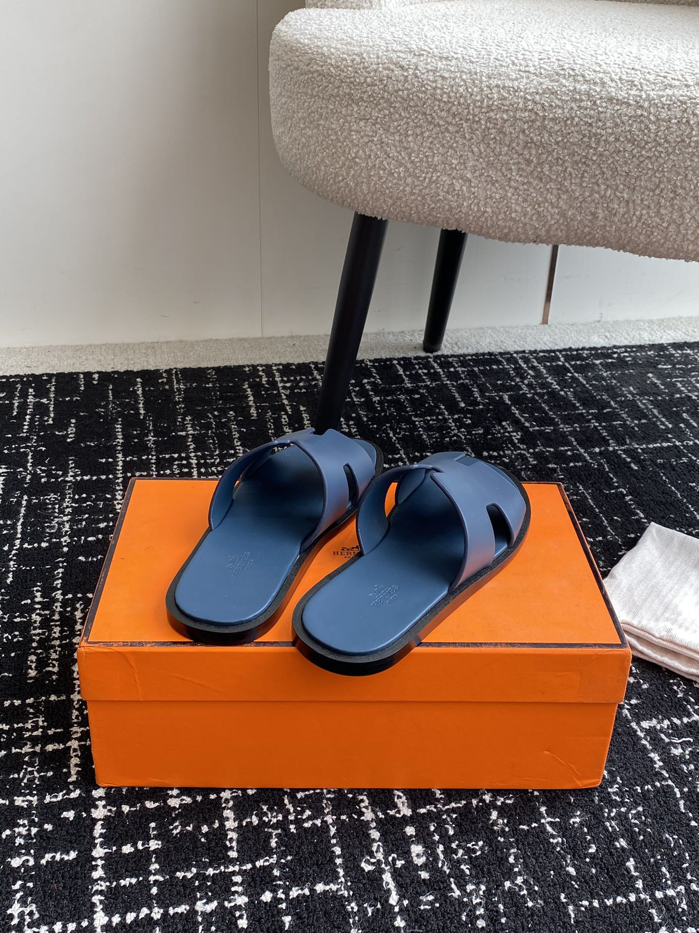 UA H**me5 Izmir sandal