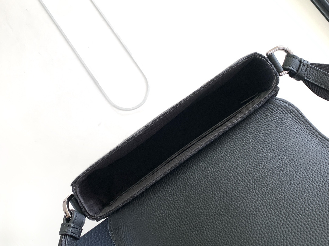 D10r Saddle Messenger Bag 24 x 16.5 x 5.5 cm