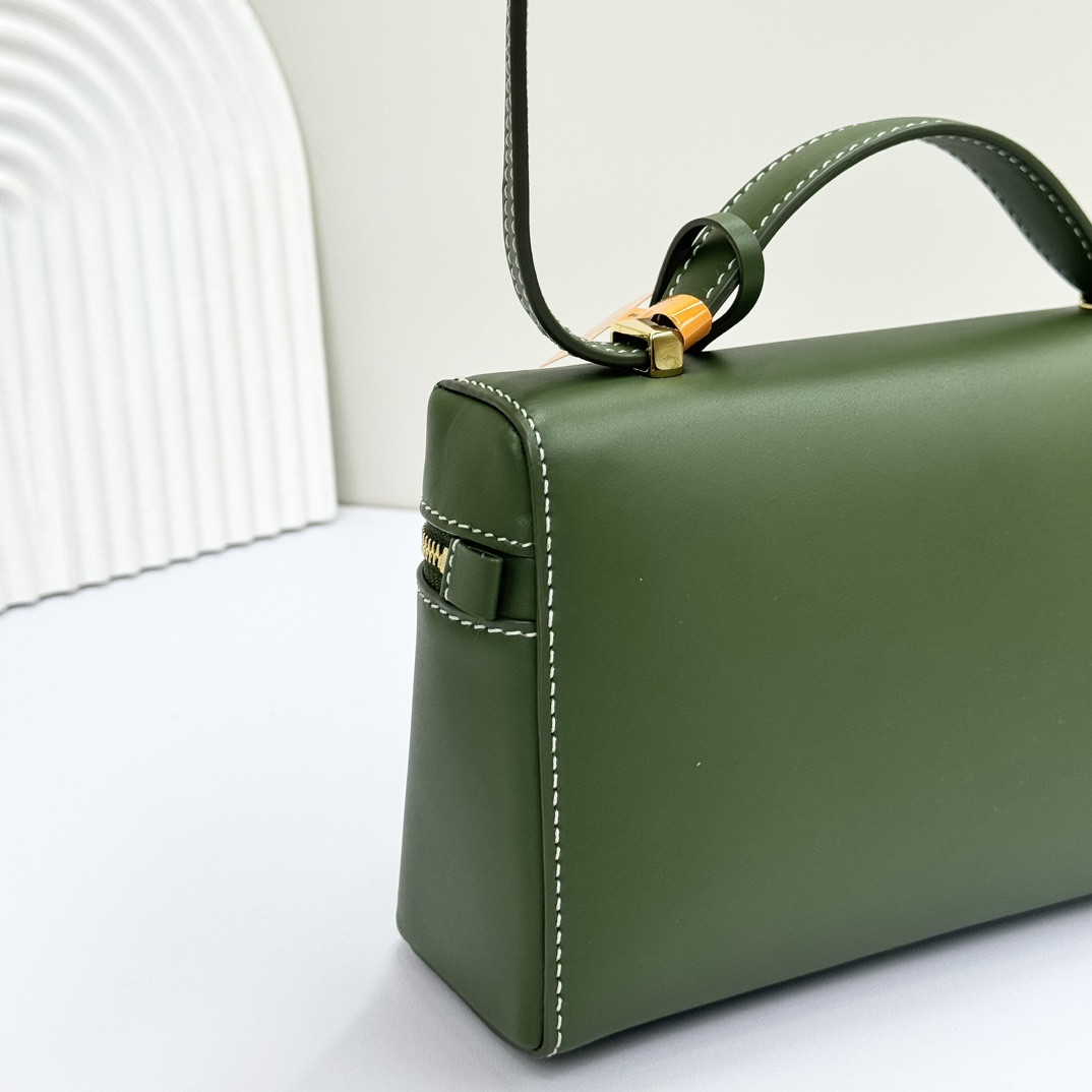 L0r0 P1ana Extra Pocket L19 Smooth Calfskin 11 x 19 x 6.5 cm