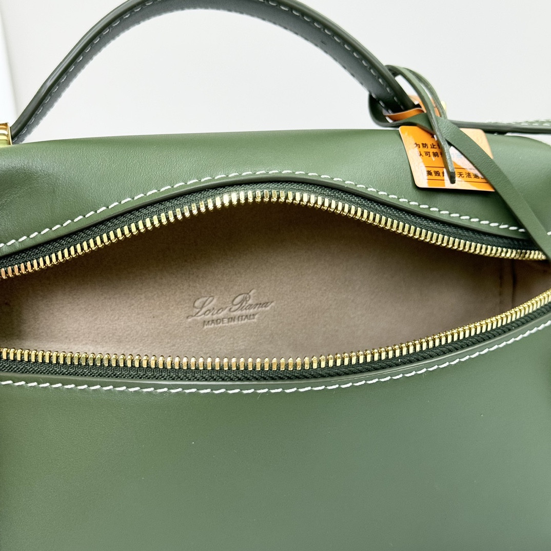 L0r0 P1ana Extra Pocket L19 Smooth Calfskin 11 x 19 x 6.5 cm