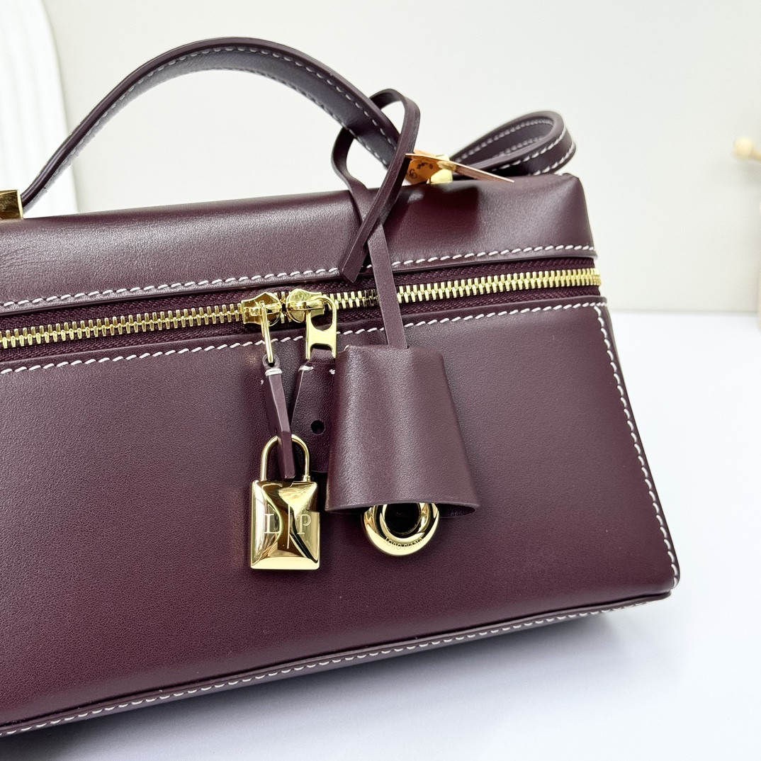 L0r0 P1ana Extra Pocket L19 Smooth Calfskin 11 x 19 x 6.5 cm