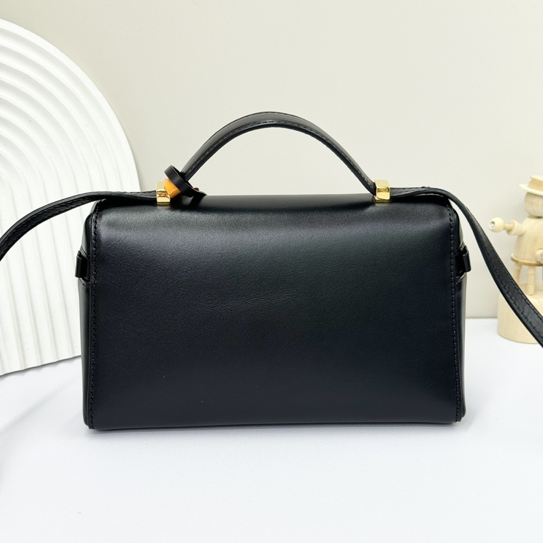 L0r0 P1ana Extra Pocket L19 Smooth Calfskin 11 x 19 x 6.5 cm