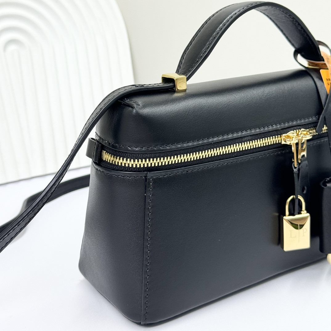 L0r0 P1ana Extra Pocket L19 Smooth Calfskin 11 x 19 x 6.5 cm