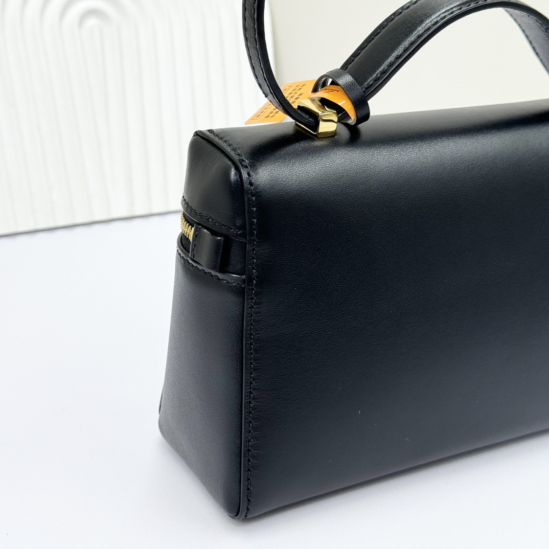 L0r0 P1ana Extra Pocket L19 Smooth Calfskin 11 x 19 x 6.5 cm