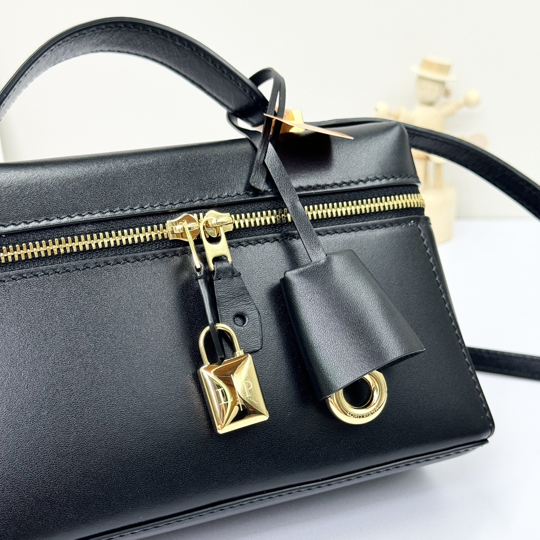 L0r0 P1ana Extra Pocket L19 Smooth Calfskin 11 x 19 x 6.5 cm