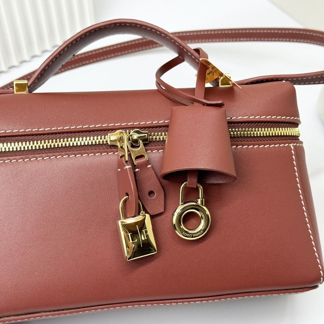 L0r0 P1ana Extra Pocket L19 Smooth Calfskin 11 x 19 x 6.5 cm