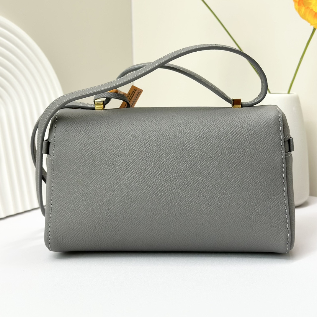 L0r0 P1ana Extra Pocket L19 Grained Calfskin 11 x 19 x 6.5 cm