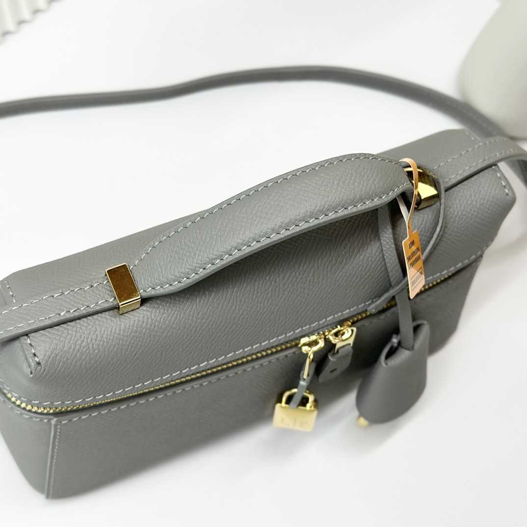 L0r0 P1ana Extra Pocket L19 Grained Calfskin 11 x 19 x 6.5 cm