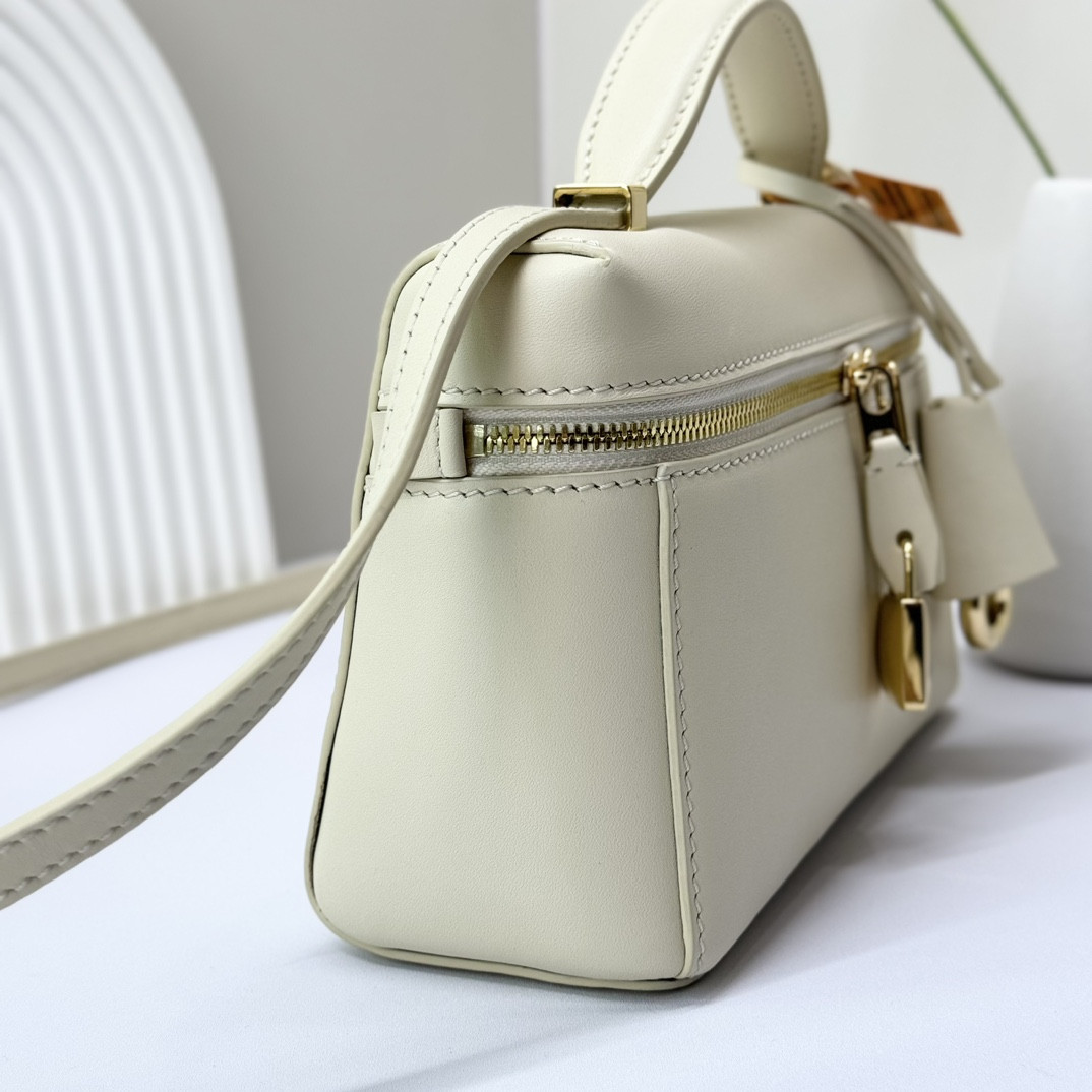 L0r0 P1ana Extra Pocket L19 Smooth Calfskin 11 x 19 x 6.5 cm