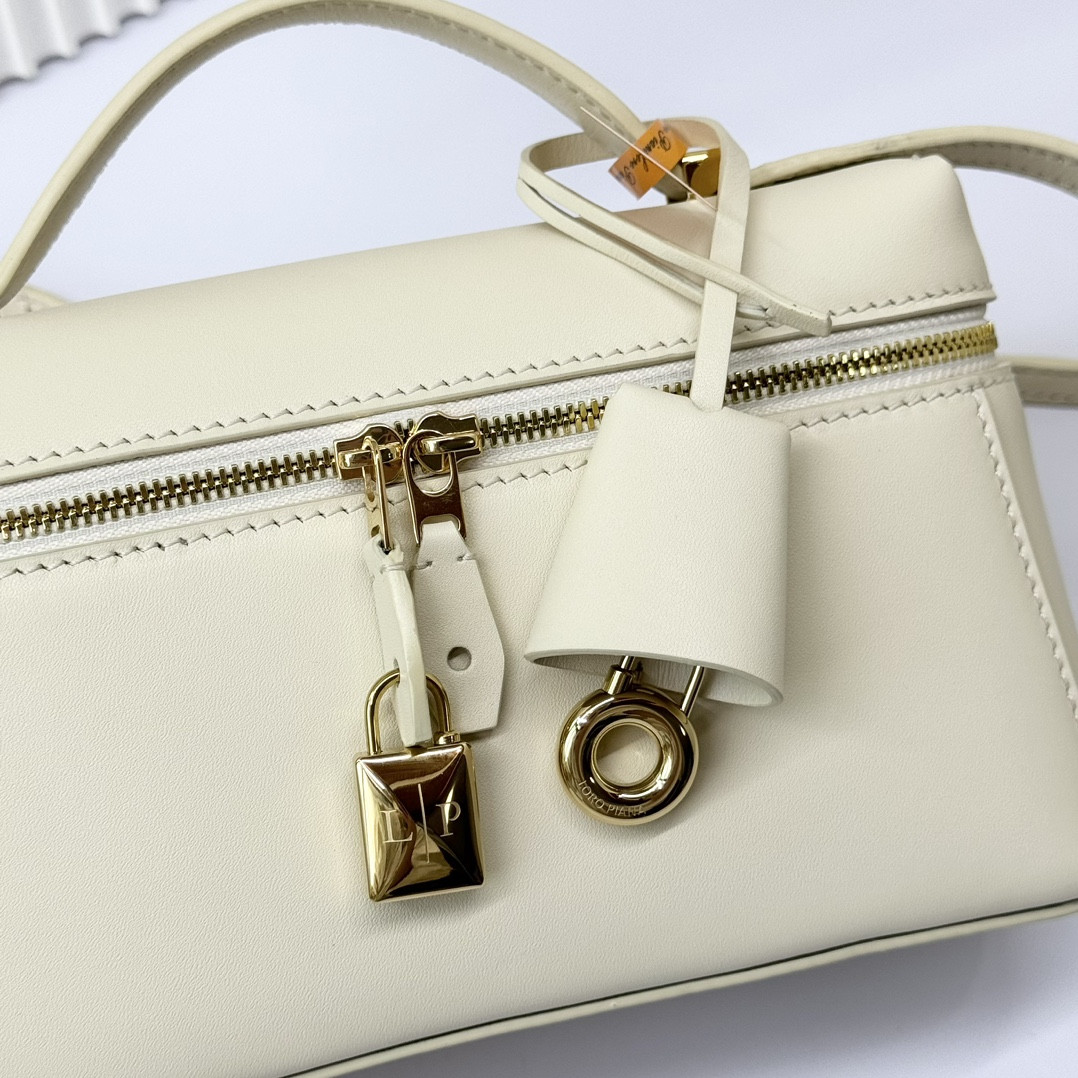 L0r0 P1ana Extra Pocket L19 Smooth Calfskin 11 x 19 x 6.5 cm