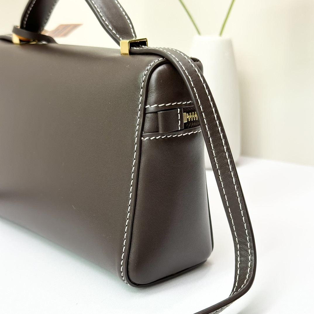 L0r0 P1ana Extra Pocket L19 Smooth Calfskin 11 x 19 x 6.5 cm