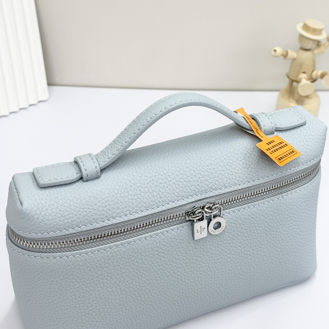 L0r0 P1ana Extra Pocket L19 Grained Calfskin 11 x 19 x 6.5 cm