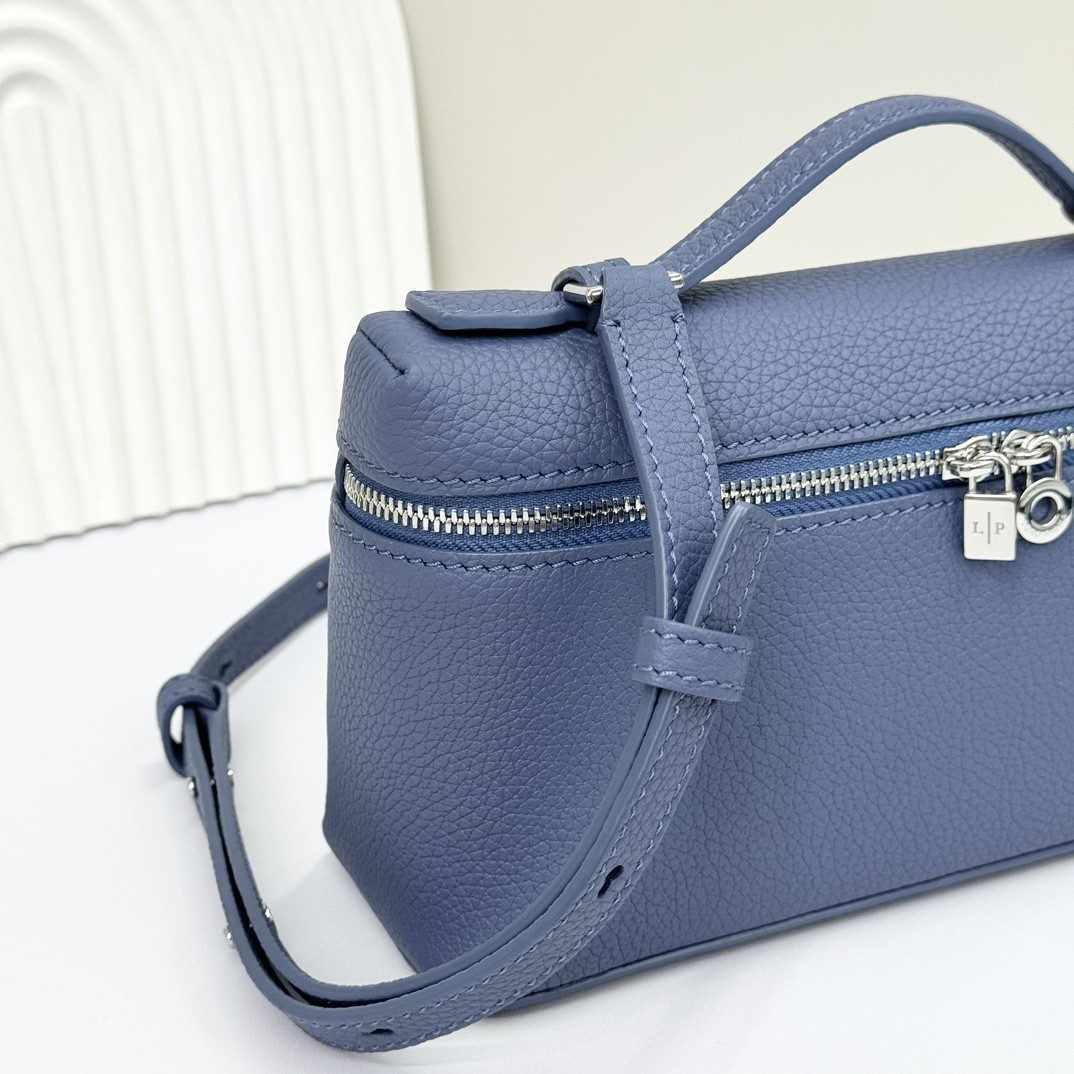 L0r0 P1ana Extra Pocket L19 Grained Calfskin 11 x 19 x 6.5 cm