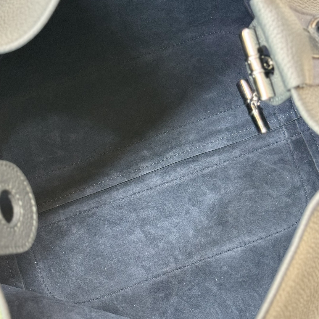 L0r0 P1ana Large Bale Bag Grained Calfskin 24 x 20 x 27 cm