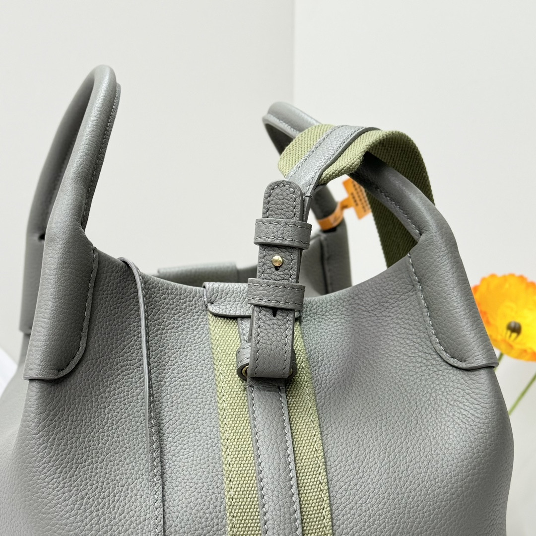 L0r0 P1ana Large Bale Bag Grained Calfskin 24 x 20 x 27 cm