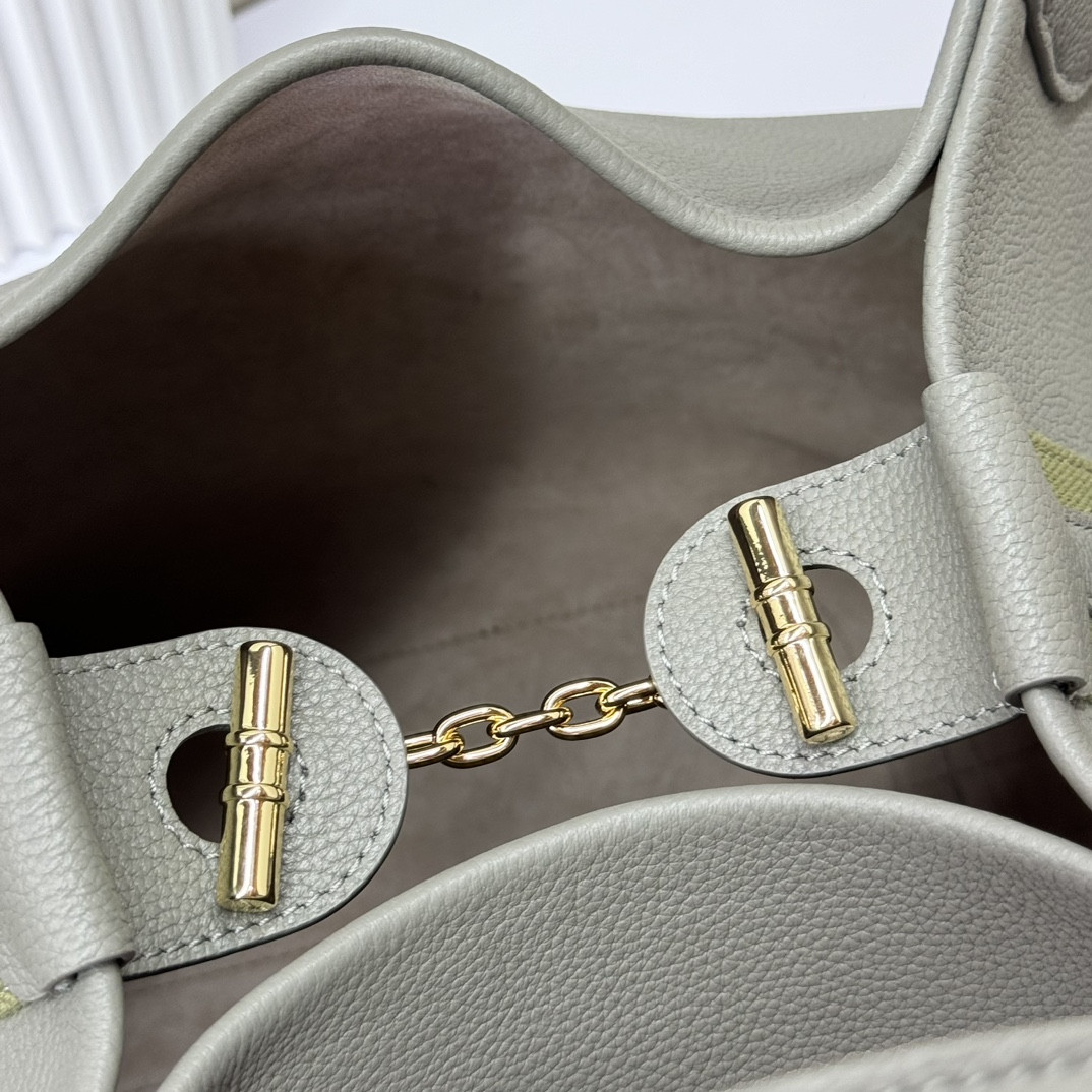 L0r0 P1ana Large Bale Bag Grained Calfskin 24 x 20 x 27 cm