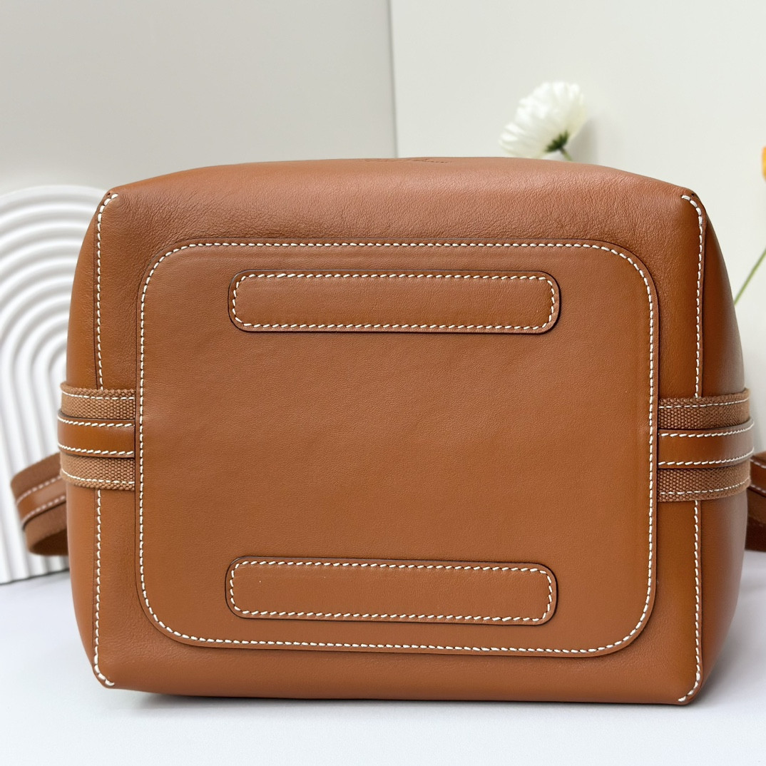 L0r0 P1ana Large Bale Bag Smooth Calfskin 24 x 20 x 27 cm