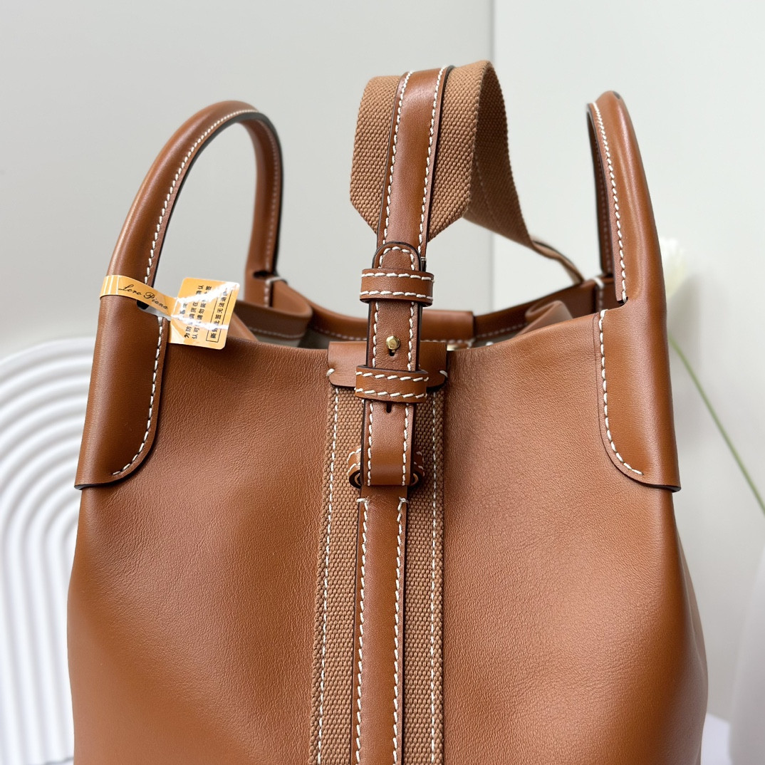 L0r0 P1ana Large Bale Bag Smooth Calfskin 24 x 20 x 27 cm